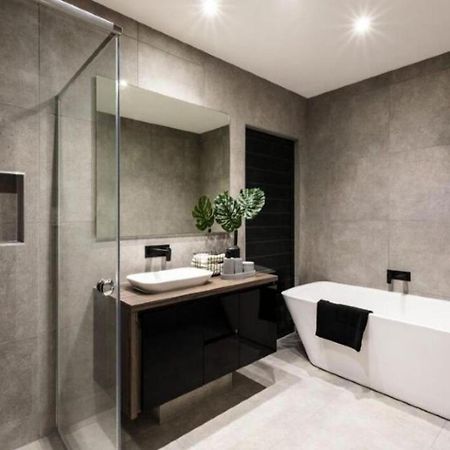 Hotel Luxe Manor Near Delhi Airport Yeni Delhi Dış mekan fotoğraf